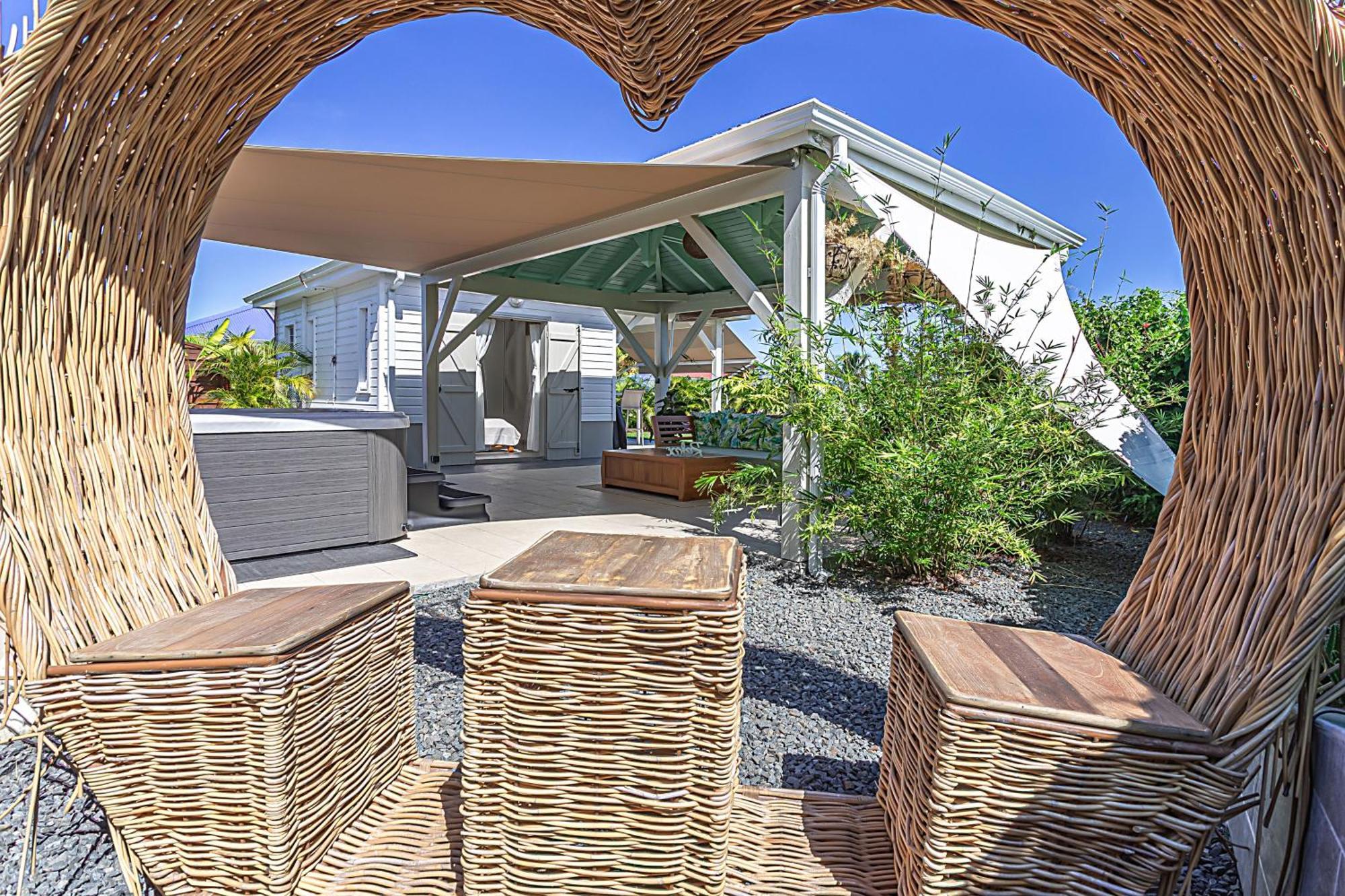 Magnifique Bungalow Et Jacuzzi Au Coeur Des Plages Le Moule Exterior photo